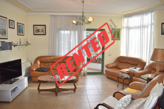 Apartament me qera ne zonen e Bllokut ne Tirane.

Apartamenti ndodhet ne katin e katert te nje pal